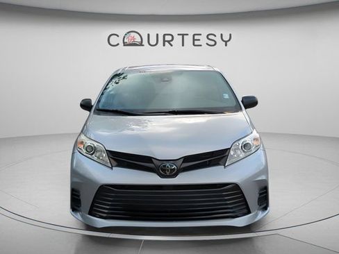 Certified 2020 Toyota Sienna L FWD image 9