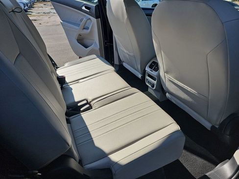 Used 2024 Volkswagen Tiguan SE image 11