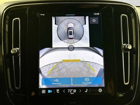 Used 2025 Volvo XC40 B5 Plus w/ Climate Package image 14