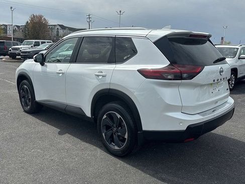 Used 2024 Nissan Rogue SV w/ SV Premium Package image 4