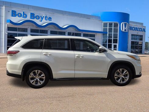 Used 2015 Toyota Highlander Plus FWD image 4