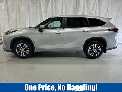 Used 2025 Toyota Highlander XLE AWD/4WD image 4