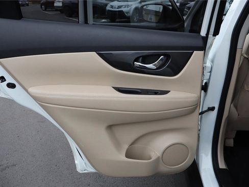 Used 2020 Nissan Rogue SV w/ Premium Package image 24