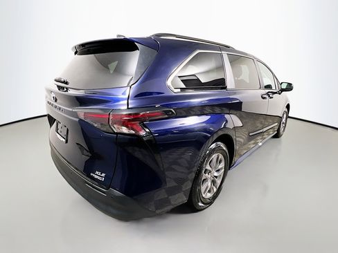 Used 2024 Toyota Sienna XLE image 4