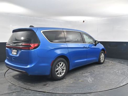 New 2026 Chrysler Pacifica Select image 9