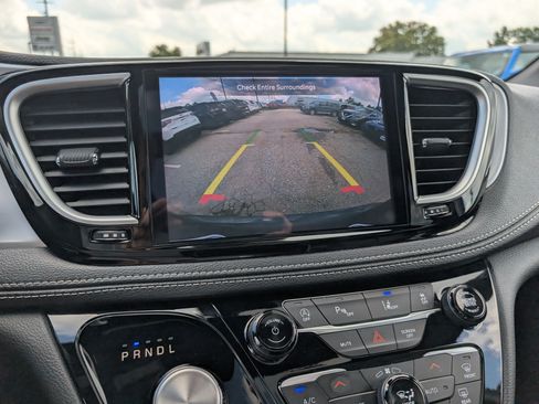 Used 2025 Chrysler Pacifica Limited FWD image 30