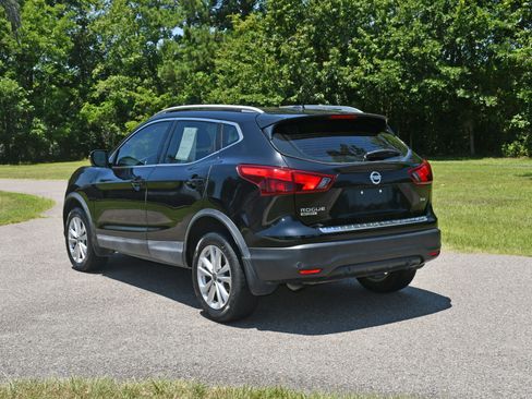 Used 2019 Nissan Rogue Sport SV w/ Technology Package FWD image 4
