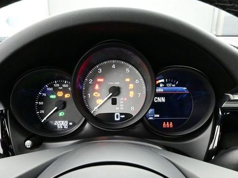 Certified 2024 Porsche Macan S image 9