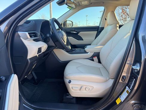 Used 2025 Toyota Highlander XLE image 11