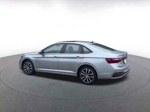 Used 2025 Volkswagen Jetta SE image 9