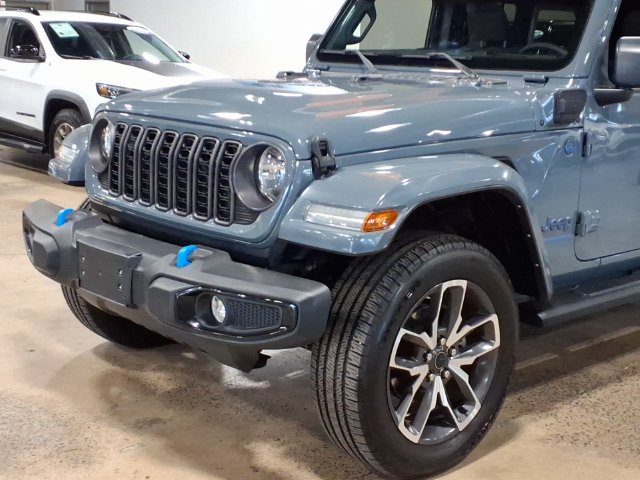 Used 2024 Jeep Wrangler Unlimited w/ Convenience Group AWD/4WD image 9