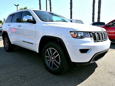 Used 2017 Jeep Grand Cherokee Limited AWD/4WD image 3
