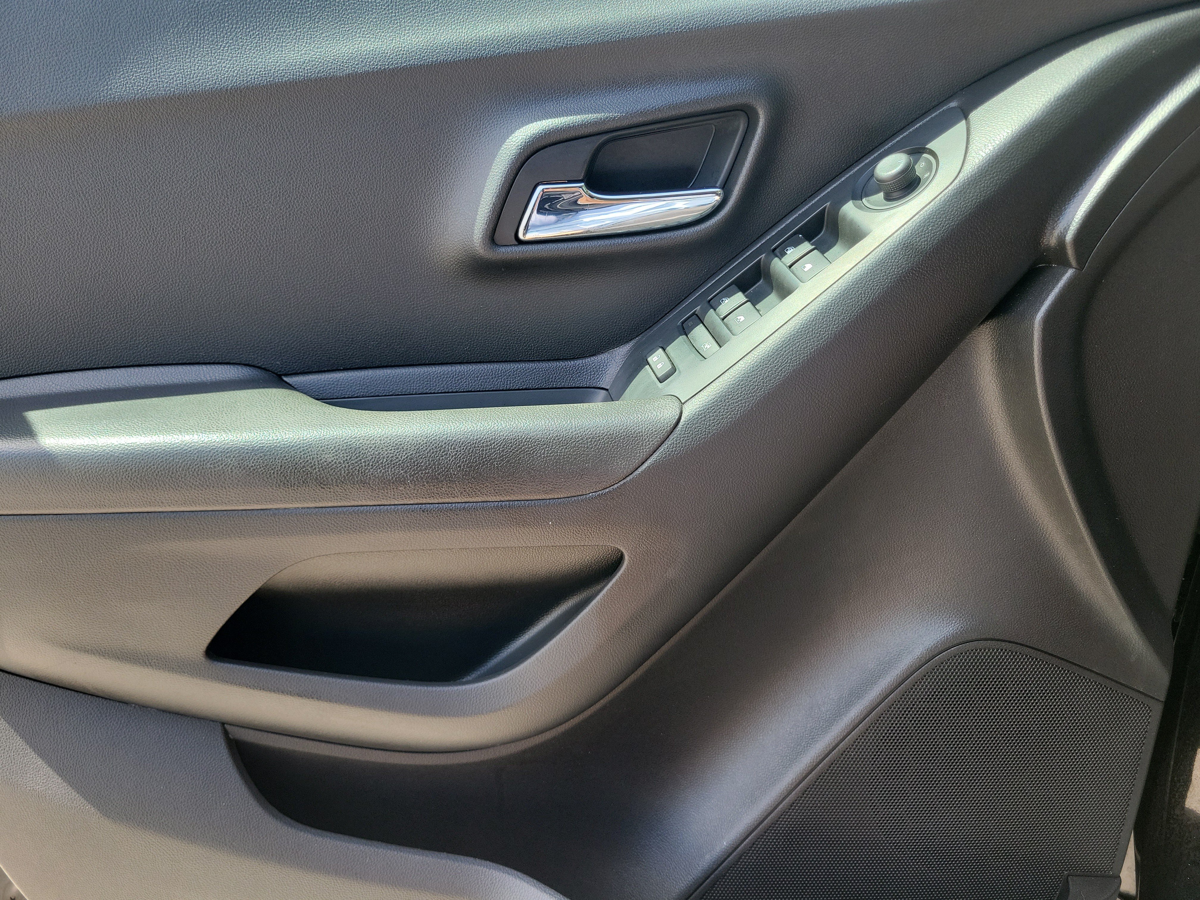 Used 2020 Chevrolet Trax LS FWD image 27