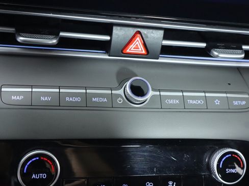 Used 2025 Hyundai Elantra SEL FWD image 22