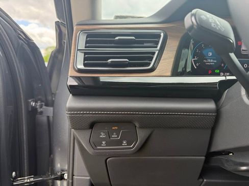 Used 2024 Volkswagen Atlas SE w/ Panoramic Sunroof Package AWD/4WD image 21