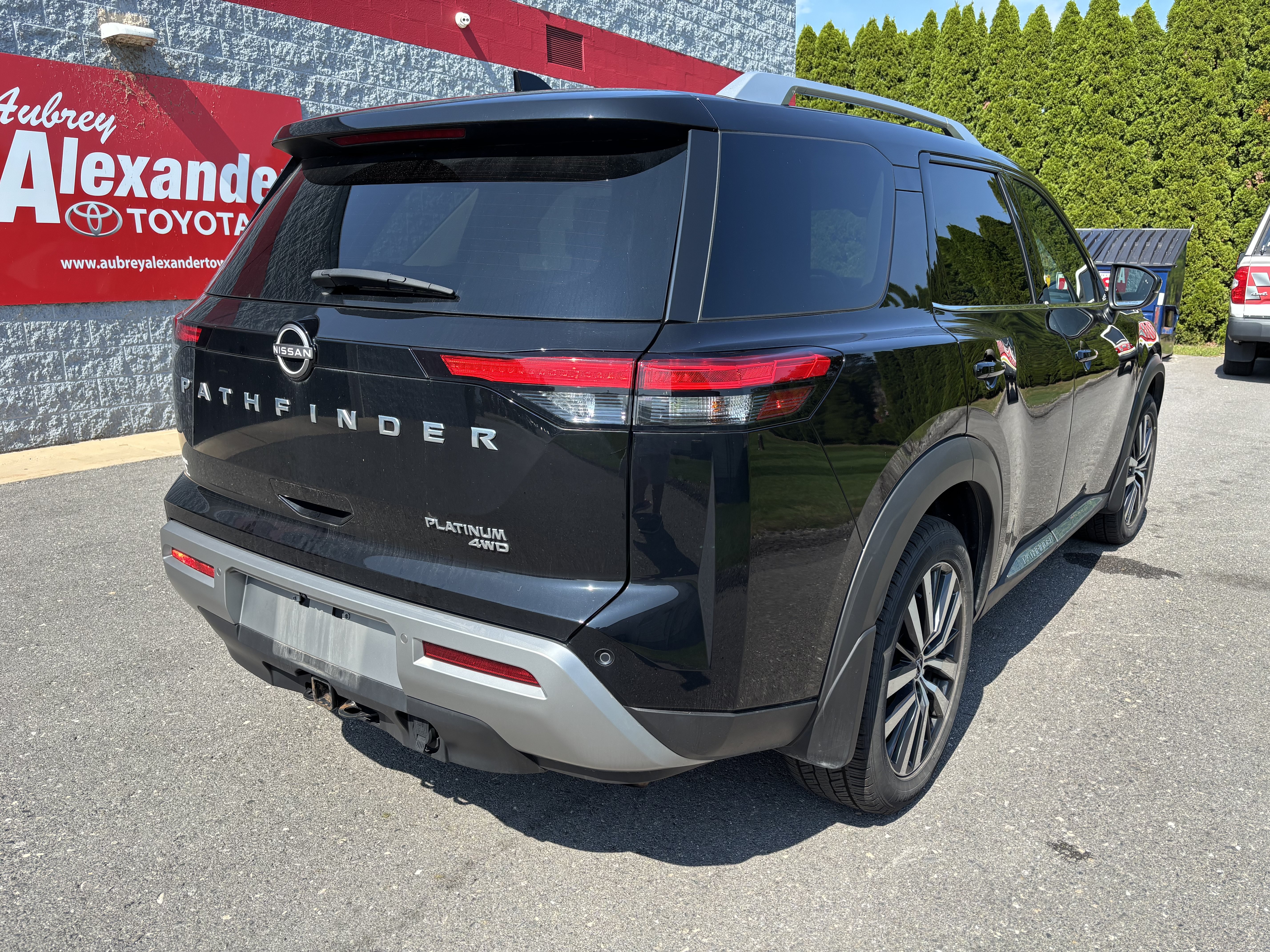 Used 2022 Nissan Pathfinder Platinum AWD/4WD image 3
