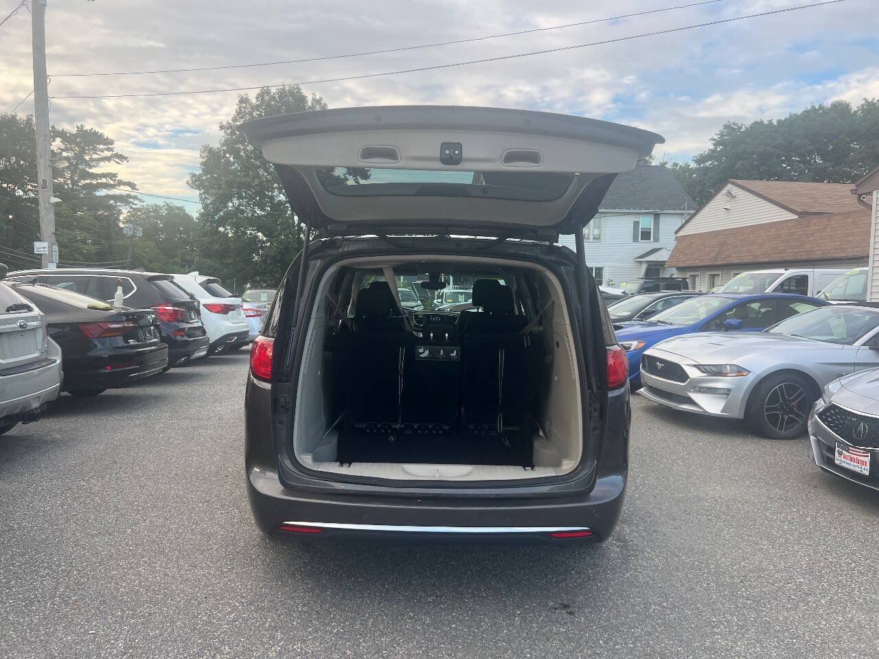 Used 2020 Chrysler Pacifica Touring-L FWD image 9