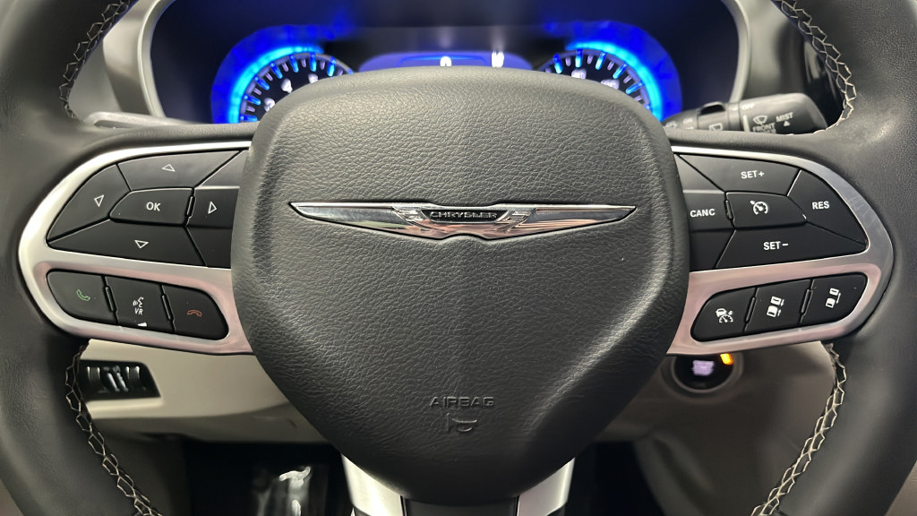 Used 2024 Chrysler Pacifica Touring-L FWD image 15