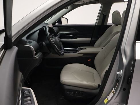Certified 2024 Toyota Grand Highlander FWD image 14