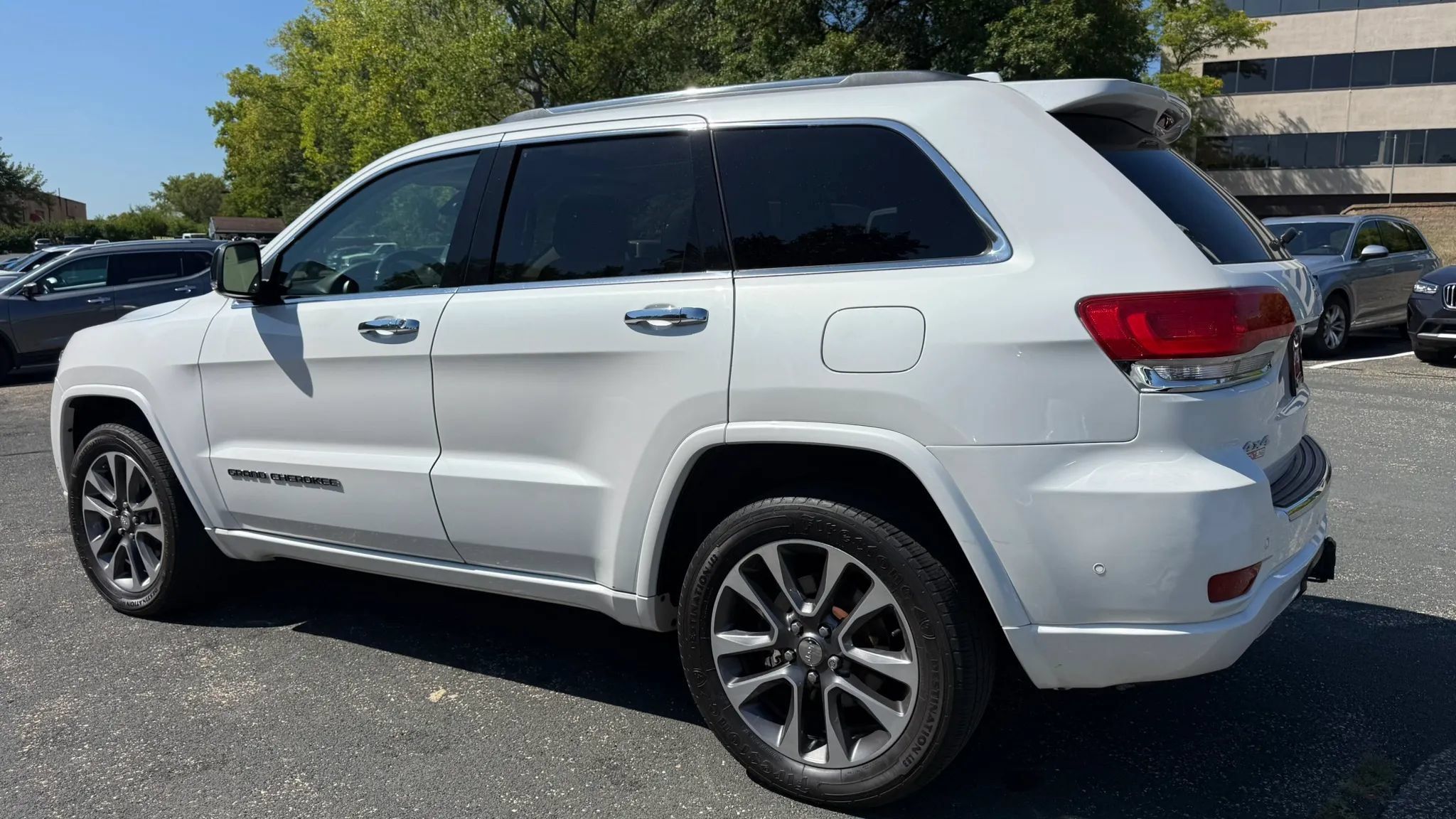 Used 2017 Jeep Grand Cherokee Overland w/ Jeep Active Safety Group AWD/4WD image 7