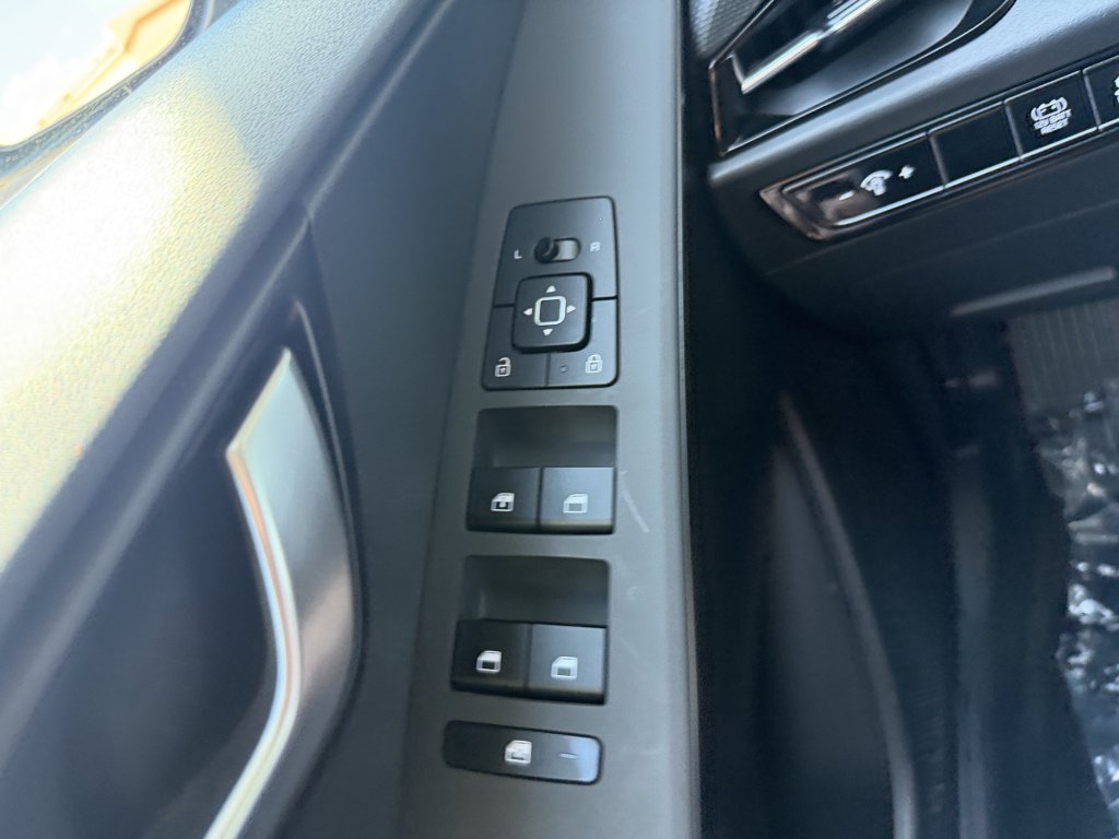 Used 2025 Kia Niro LX FWD image 25