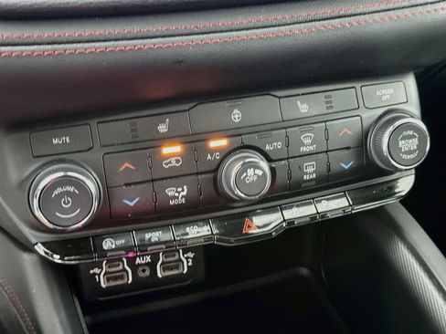 Used 2025 Dodge Durango GT AWD/4WD image 24