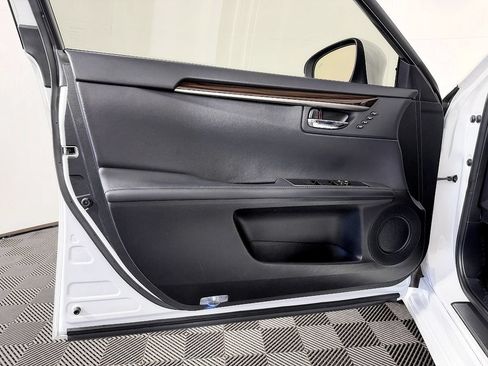 Used 2016 Lexus ES 350 w/ Luxury Package w/Wood Trim FWD image 28