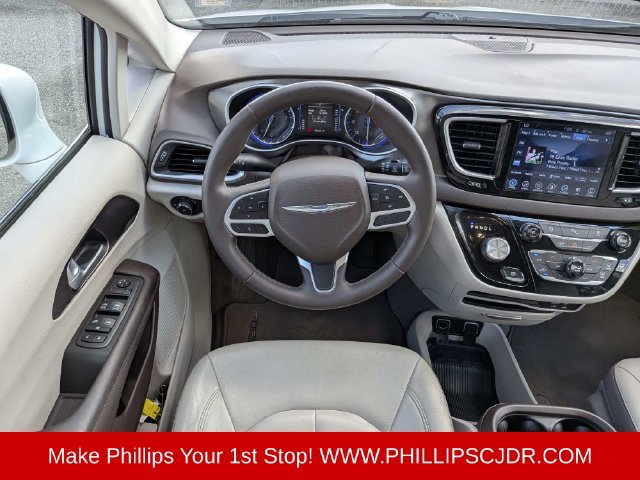 Used 2017 Chrysler Pacifica Touring-L FWD image 15