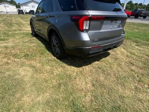 Used 2025 Ford Explorer ST-Line w/ ST-Line Street Pack AWD/4WD image 5