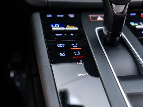 Certified 2025 Porsche Macan AWD/4WD image 25