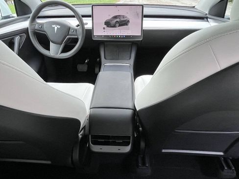 Used 2023 Tesla Model Y Long Range AWD/4WD image 29