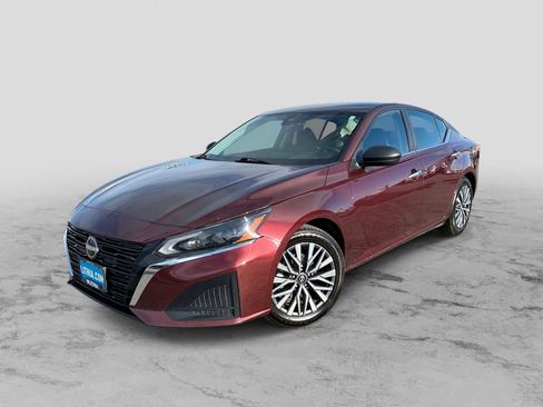 Used 2025 Nissan Altima 2.5 SV image 1