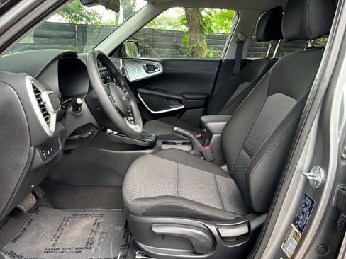 Used 2025 Kia Soul LX w/ LX Technology Package FWD image 24
