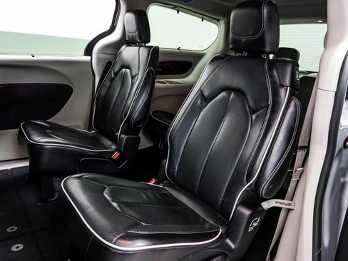 Used 2023 Chrysler Pacifica Limited FWD image 17