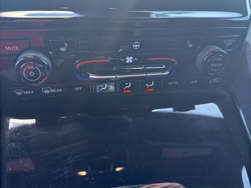 Used 2023 Jeep Grand Cherokee L Laredo image 16