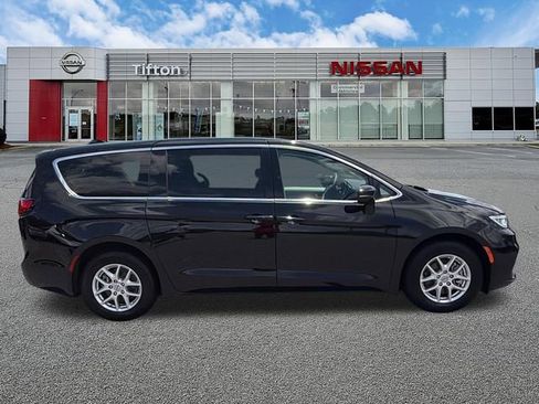 Used 2024 Chrysler Pacifica Touring-L FWD image 8