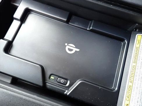Used 2021 Toyota Highlander XLE AWD/4WD image 19