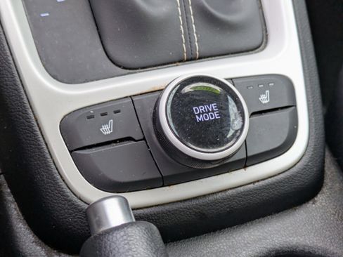 Used 2023 Hyundai Venue Limited image 28