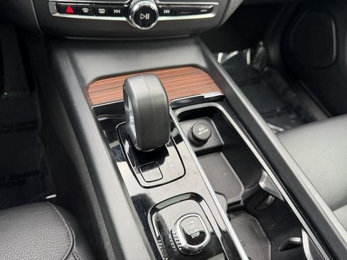 Used 2023 Volvo XC60 B5 Plus image 27