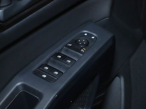 Used 2025 Nissan Pathfinder SV image 18