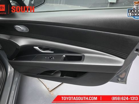 Used 2025 Hyundai Elantra SE FWD image 31