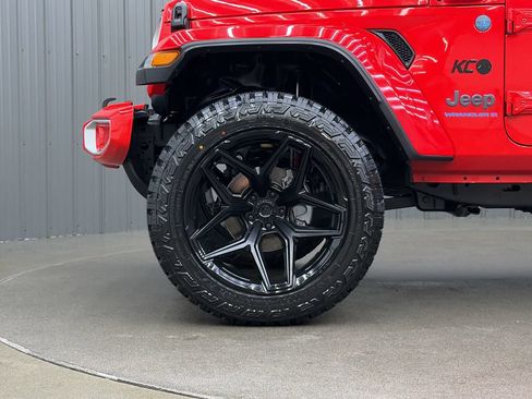 Used 2025 Jeep Wrangler Unlimited Sahara w/ Safety Group AWD/4WD image 9