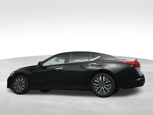 Used 2025 Nissan Altima 2.5 SV FWD image 35