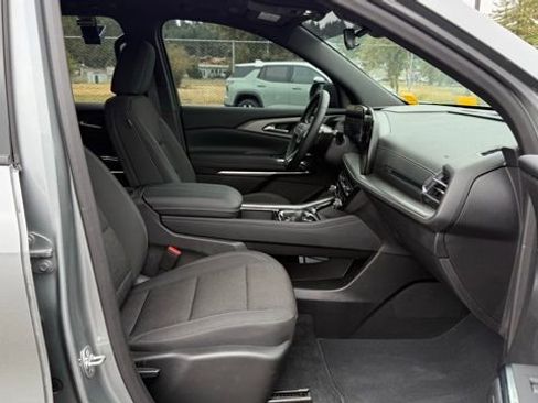 Used 2025 Chevrolet Traverse LT w/ Sun and Wheel Package image 16