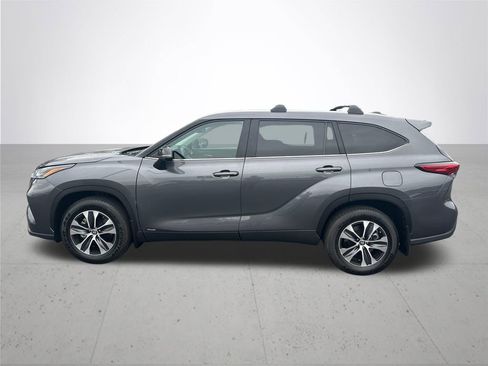 Used 2022 Toyota Highlander XLE AWD/4WD image 10