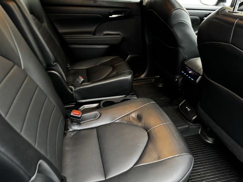 Used 2022 Toyota Highlander XLE image 10