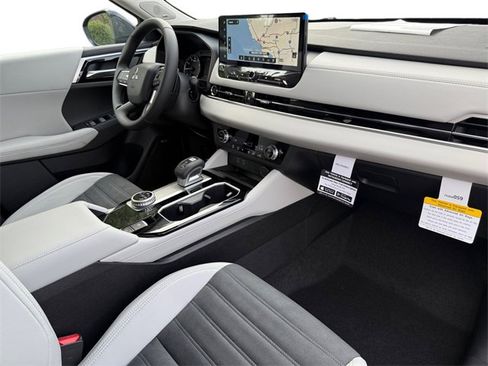 New 2025 Mitsubishi Outlander SE image 24