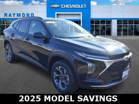 New 2025 Chevrolet Trax LT w/ Sunroof Package image 1