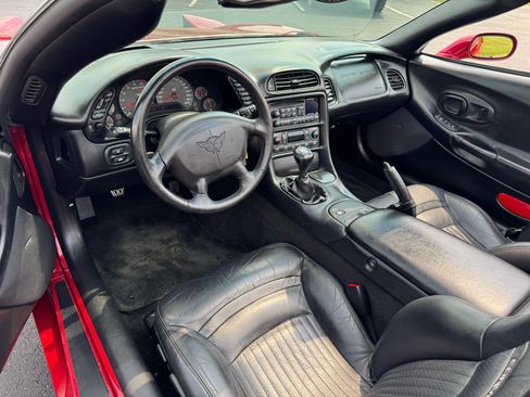 Used 2004 Chevrolet Corvette Convertible w/ Preferred Equipment Group RWD image 22