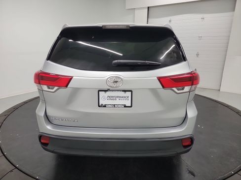 Used 2017 Toyota Highlander LE FWD image 8